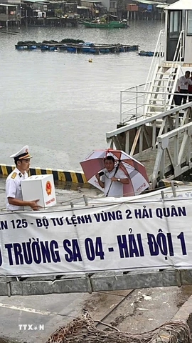 Hai tàu Trường Sa 04 và Trường Sa 21 mang theo những hòm phiếu đỏ thắm cùng niềm tin và kỳ vọng của đất liền hướng ra khơi xa. (Ảnh: TTXVN phát)