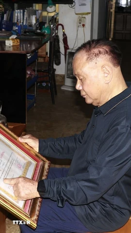 Kỹ sư Vũ Hữu Lê được nhận Huân chương Lao động hạng Nhì, hạng Ba của Chủ tịch nước; Bằng Lao động sáng tạo của Tổng Liên đoàn Lao động Việt Nam cùng nhiều Bằng khen của Trung ương và tỉnh. (Ảnh: Đinh Thùy/TTXVN)