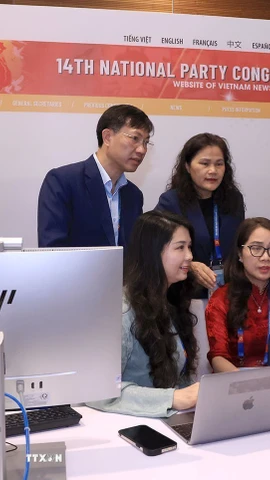 Phóng viên, biên tập viên của TTXVN tác nghiệp tại Trung tâm báo chí của Đại hội. (Ảnh: TTXVN phát)