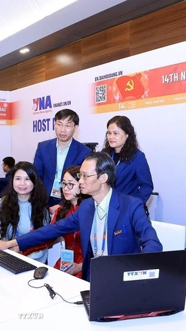 Phóng viên, biên tập viên của TTXVN tác nghiệp tại Trung tâm báo chí của Đại hội. (Ảnh: TTXVN phát)
