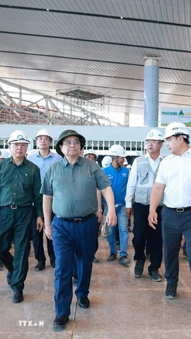 Thủ tướng Phạm Minh Chính kiểm tra thi công dự án Cảng hàng không quốc tế Long Thành (Đồng Nai). (Ảnh: Dương Giang/TTXVN)