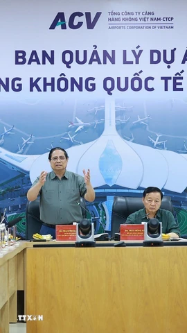 Thủ tướng Phạm Minh Chính làm việc với các đơn vị thi công dự án Cảng hàng không quốc tế Long Thành (Đồng Nai). (Ảnh: Dương Giang/TTXVN)