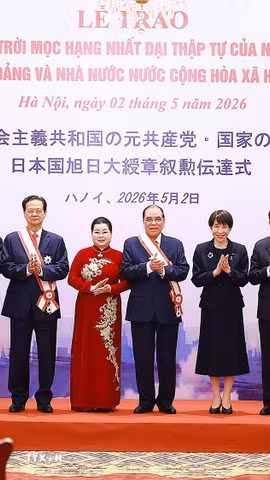 Thủ tướng Lê Minh Hưng và Thủ tướng Nhật Bản Takaichi Sanae cùng các đại biểu chụp ảnh chung. (Ảnh: Dương Giang/TTXVN)
