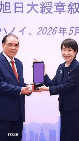 Thủ tướng Nhật Bản Takaichi Sanae trao Huân chương Mặt trời mọc hạng nhất Đại thập tự của Nhà nước Nhật Bản cho nguyên Tổng Bí thư Nông Đức Mạnh. (Ảnh: Dương Giang/TTXVN)