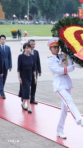 Thủ tướng Nhật Bản Takaichi Sanae đặt vòng hoa và vào Lăng viếng Chủ tịch Hồ Chí Minh. (Ảnh: Minh Đức/TTXVN)