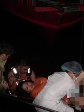 Vượt biển xuyên qua dông bão lúc đêm khuya, bác sỹ cứu sống sản phụ khó sinh