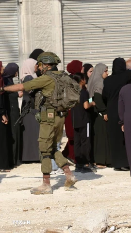Binh sỹ Israel ngăn người Palestine trở về nhà tại trại tị nạn ở thành phố Tulkarm, Bờ Tây ngày 18/11/2025. (Ảnh: THX/TTXVN)