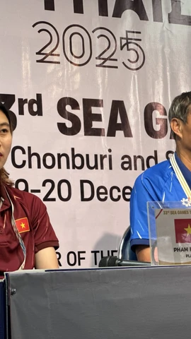 HLV Mai Đức Chung và Hải Yến tại buổi họp báo. (Nguồn: VFF)