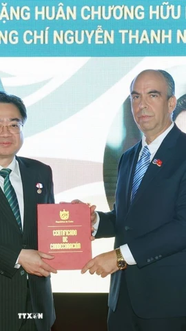 Đại sứ Cuba tại Việt Nam Rogelio Polanco Fuentes trao tặng Huân chương Hữu nghị của Nhà nước Cuba cho ông Nguyễn Thanh Nghị. (Ảnh: Phương Hoa/TTXVN)