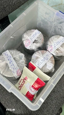 Mẫu thức ăn bữa trưa tại trường được lưu trữ tại phòng y tế nhà trường. (Ảnh: Văn Dũng/TTXVN)