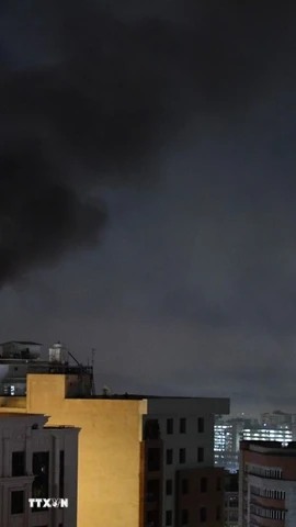 Khói bốc lên sau cuộc không kích của Israel tại Tehran, Iran, ngày 7/3/2026. (Ảnh: THX/TTXVN)