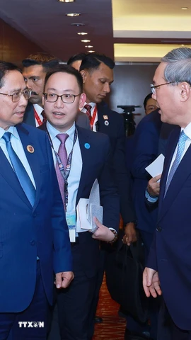 Thủ tướng Phạm Minh Chính gặp Thủ tướng Trung Quốc Lý Cường. (Ảnh: Dương Giang/TTXVN)