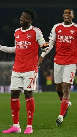 Bukayo Saka ghi bàn giúp Arsenal chiến thắng và bỏ xa Man City. (Nguồn: AFP)