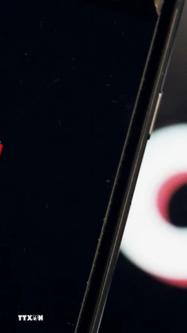 Biểu tượng ứng dụng TikTok trên màn hình điện thoại di động. (Ảnh: Kyodo/TTXVN)