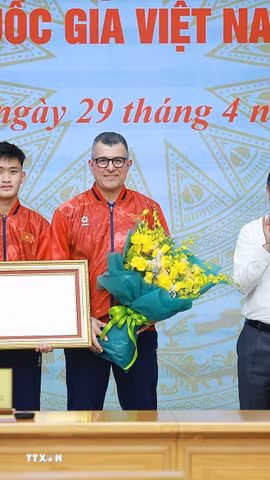 Thủ tướng Lê Minh Hưng tặng bằng khen cho đội tuyển bóng đá nam U17 Quốc gia Việt Nam. (Ảnh: Dương Giang/TTXVN)