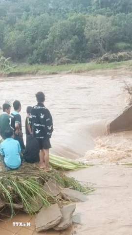 Cây cầu bị cuốn trôi một đoạn dài khoảng 15m ở Đắk Lắk. (Ảnh: TTXVN phát)