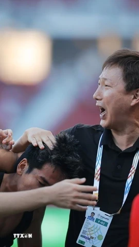 Thầy trò HLV Kim Sang Sik vỡ òa cảm xúc khi giành vé vào chung kết SEA Games 33. (Ảnh: Minh Quyết/TTXVN)