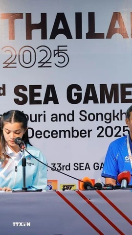 HLV trưởng đội tuyển nữ Việt Nam Mai Đức Chung trả lời họp báo sau trận đấu. (Ảnh: Minh Quyết/TTXVN)