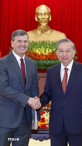 Tổng Bí thư Tô Lâm tiếp Giám đốc Học viện Tổng thống Liên bang Nga Aleksey Komissarov. (Ảnh: Thống Nhất/TTXVN)