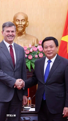 Giáo sư-Tiến sỹ Nguyễn Xuân Thắng tiếp ông Alexey Komissarov, Giám đốc Học viện Hành chính công và Kinh tế quốc dân trực thuộc Tổng thống Liên bang Nga. (Ảnh: Văn Điệp/TTXVN)