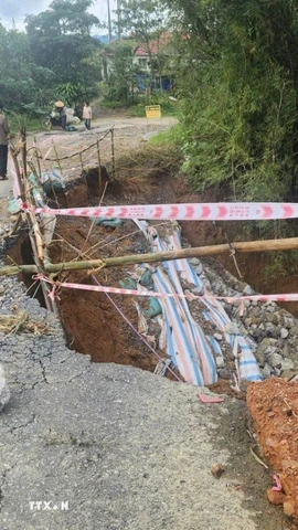 Nhiều điểm trên Tỉnh lộ 587 thuộc xã Khe Sanh bị sạt lở nghiêm trọng. (Ảnh: TTXVN phát)