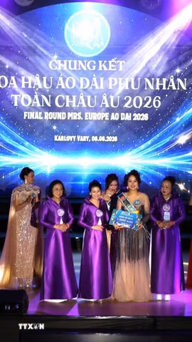 Ban Tổ chức đã trao các giải phụ gồm Người đẹp Truyền thông, Người đẹp Tài năng, Gương mặt Khả ái và Phu nhân được yêu thích nhất. (Ảnh: Việt Thắng/TTXVN)