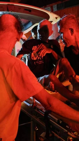 Một cụ ông được giải cứu trong vụ hỏa hoạn. (Nguồn: Reuters)