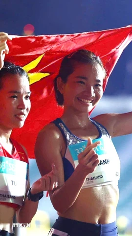 Nguyễn Thị Oanh (phải) và Lê Thị Tuyết độc chiếm 2 tấm HCV, HCB ở cự ly 10.000m nữ tại SEA Games 33. (Ảnh: TTXVN phát)