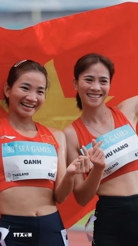 Nguyễn Thị Oanh (trái) xuất sắc giành HCV và Đoàn Thu Hằng giành HCB nội dung 3.000m vượt chướng ngại vật nữ. (Ảnh: Minh Quyết/TTXVN)