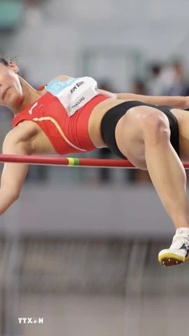 Bùi Kim Anh vượt qua mức xà 1m86, giành HCV nhảy cao tại SEA Games 33. (Ảnh: Minh Quyết/TTXVN)