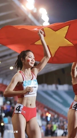 Hoàng Thị Minh Hạnh, Lê Thị Tuyết Mai, Nguyễn Thị Hằng, Nguyễn Thị Ngọc đã xuất sắc giành HCV nội dung 4x400m tiếp sức nữ. (Ảnh: Minh Quyết/TTXVN)