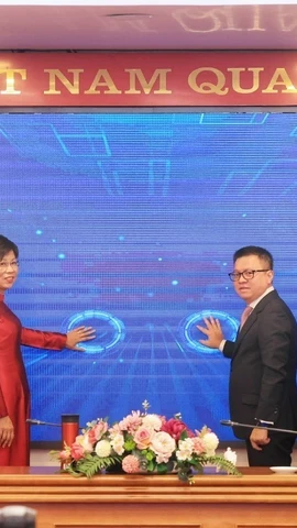 Các đại biểu thực hiện nghi thức phát động giải thưởng. (Ảnh: Tuấn Anh/TTXVN)