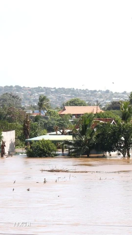 Nhiều nhà dân tại phường Hàm Thắng (Lâm Đồng) ngập sâu trong nước. (Ảnh: Nguyễn Thanh/TTXVN)