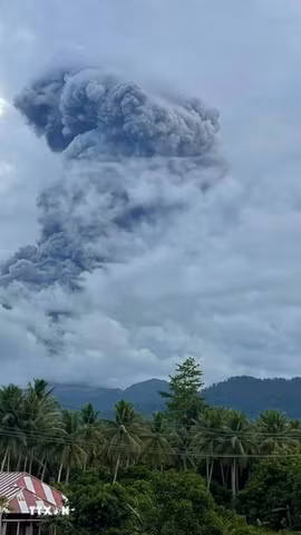 Tro bụi phun lên từ núi lửa Dukono ở Bắc Maluku, Indonesia, ngày 3/4/2026. (Ảnh: THX/TTXVN)