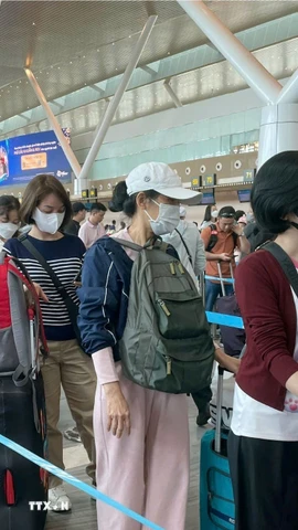 Sân bay Tân Sơn Nhất lại lập kỷ lục mới trong ngày Mùng 6 Tết. (Ảnh: Hương Giang/TTXVN)