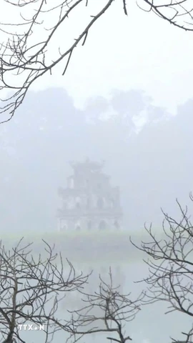 Sương mù ở khu vực hồ Hoàn Kiếm. (Ảnh: Mai Hiền/TTXVN phát)