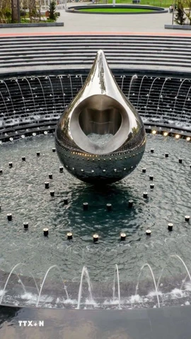 Tượng đài Giọt nước trong Công viên số 1 Lý Thái Tổ. (Ảnh: Thanh Vũ/TTXVN)