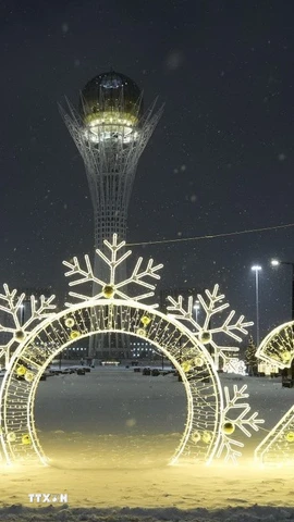 Đường phố được trang hoàng rực rỡ chờ đón Năm mới 2026, tại Astana, Kazakhstan. (Ảnh: THX/TTXVN)