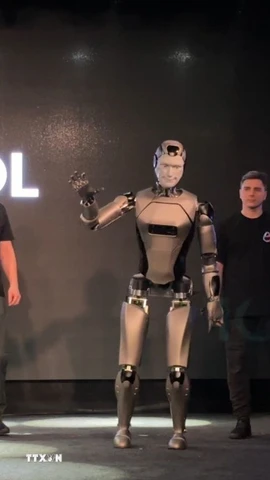 Robot AI hình người phiên bản đi được. (Ảnh: Tâm Hằng/TTXVN)