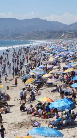 Người dân tại bãi biển Santa Monica ở Los Angeles, California, Mỹ. (Ảnh: THX/TTXVN)