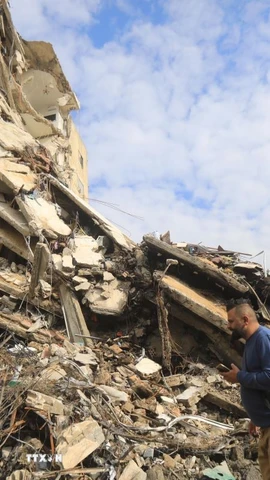 Cảnh đổ nát sau các cuộc không kích của Israel xuống Nabatieh, Liban. (Ảnh: THX/TTXVN)