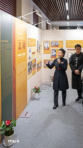 Thanh niên Việt Nam và Trung Quốc tại Trùng Khánh tìm hiểu về cuộc đời cách mạng phong phú và cao quý của Chủ tịch Hồ Chí Minh khi hoạt động tại Trung Quốc. (Ảnh: TTXVN phát)
