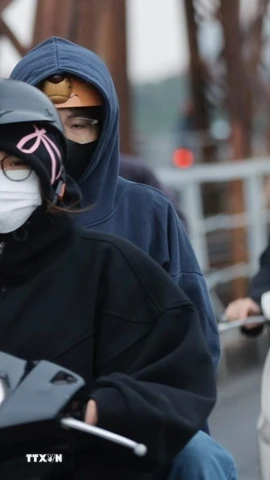 Thủ đô Hà Nội có mưa vài nơi; sáng sớm xuất hiện mưa phùn và sương mù rải rác, chiều tối và đêm có mưa rải rác. (Ảnh: Minh Quyết/TTXVN)