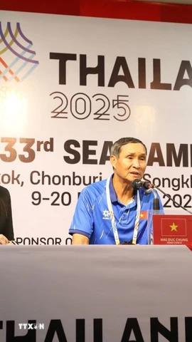 HLV trưởng đội tuyển nữ Việt Nam Mai Đức Chung tại cuộc họp báo. (Ảnh: Đỗ Sinh/TTXVN)