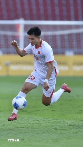 U22 Lào (áo đỏ) liệu có thể làm nên bất ngờ trước U22 Malaysia? (Ảnh: Minh Quyết/TTXVN)