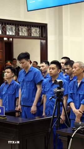 Các bị cáo nghe Hội đồng xét xử tuyên án. (Ảnh: Đức Hiếu/TTXVN)