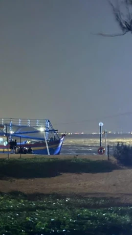 Tàu BTh95456 TS được đưa được vào bờ. (Nguồn: Báo Lâm Đồng)