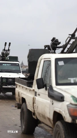 Các lực lượng quân đội Syria được triển khai tại thị trấn Deir Hafer, tỉnh Aleppo ngày 17/1/2026. (Ảnh: THX/TTXVN)