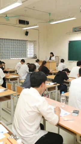 Các thí sinh tại điểm thi Trường THPT Nguyễn Gia Thiều (Long Biên, Hà Nội). (Ảnh: Thành Phương/TTXVN)