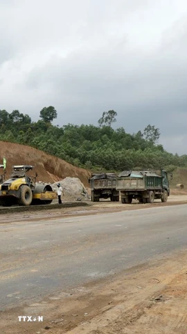 Các phương tiện lưu thông trên đoạn đường thuộc Dự án xây dựng đường cao tốc Hòa Liên-Túy Loan. (Ảnh: Quốc Dũng/TTXVN)